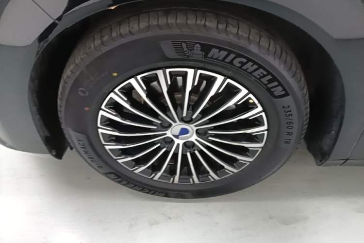 Used Denza D9 2022 EV 600 Four-Wheel Drive Prestige Model Left Front Wheel Hub