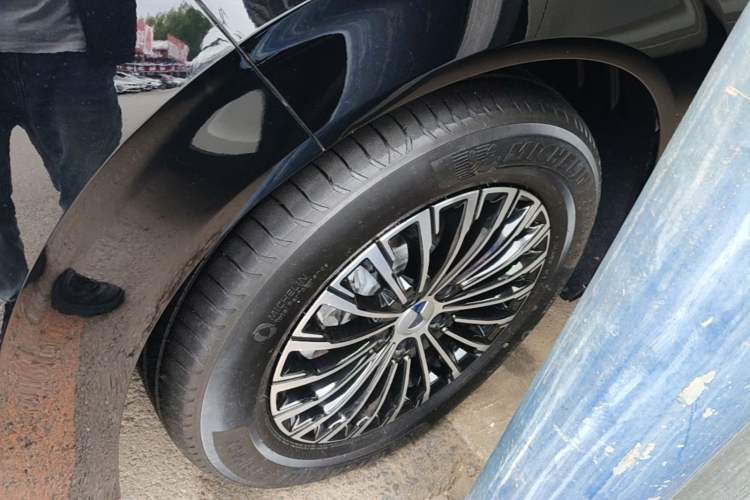 Used Denza D9 2022 DM-i 970 Four-Wheel Drive Prestige Model Left Front Wheel Hub