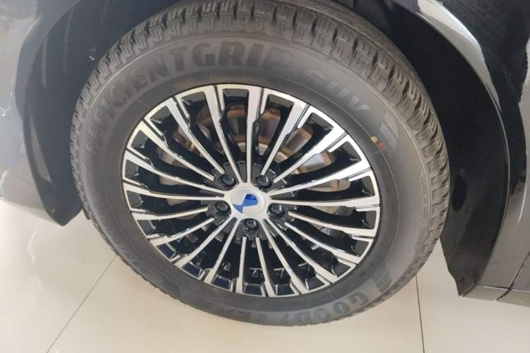 Used Denza D9 2022 DM-i 970 Four-Wheel Drive Flagship Model Left Front Wheel Hub