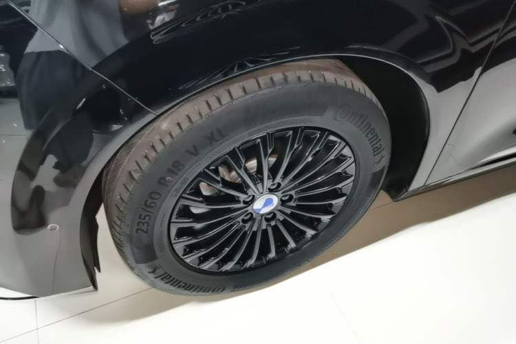 Used Denza D9 2022 DM-i 970 Four-Wheel Drive Flagship Model Left Front Wheel Hub