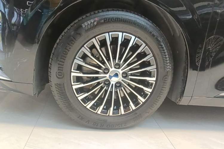 Used Denza D9 2022 DM-i 970 Four-Wheel Drive Prestige Model Left Front Wheel Hub