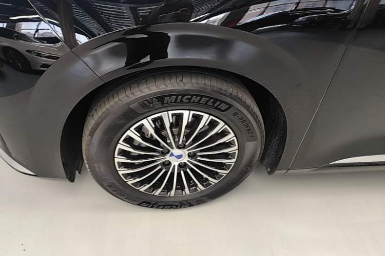 Used Denza D9 2022 DM-i 1040 Prestige Model Left Front Wheel Hub
