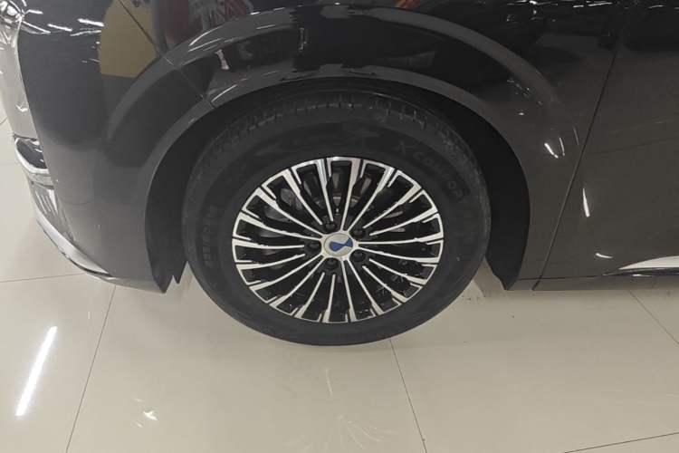 Used Denza D9 2022 DM-i 970 Four-Wheel Drive Flagship Model Left Front Wheel Hub