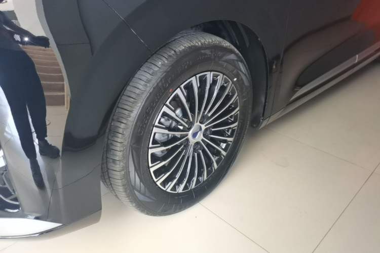 Used Denza D9 2022 DM-i 970 Four-Wheel Drive Prestige Model Left Front Wheel Hub