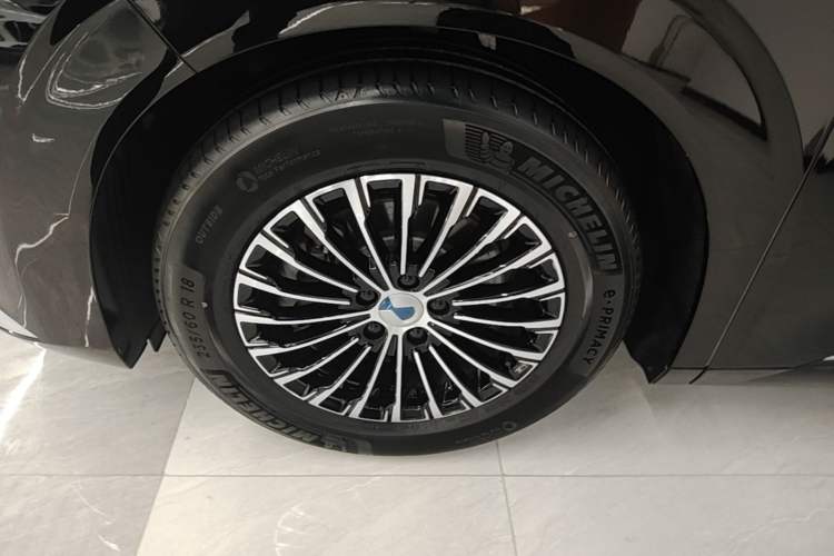 Used Denza D9 2022 DM-i 970 Four-Wheel Drive Prestige Model Left Front Wheel Hub