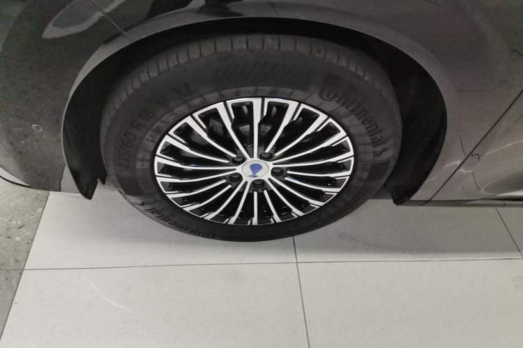Used Denza D9 2022 DM-i 970 Four-Wheel Drive Flagship Model Left Front Wheel Hub