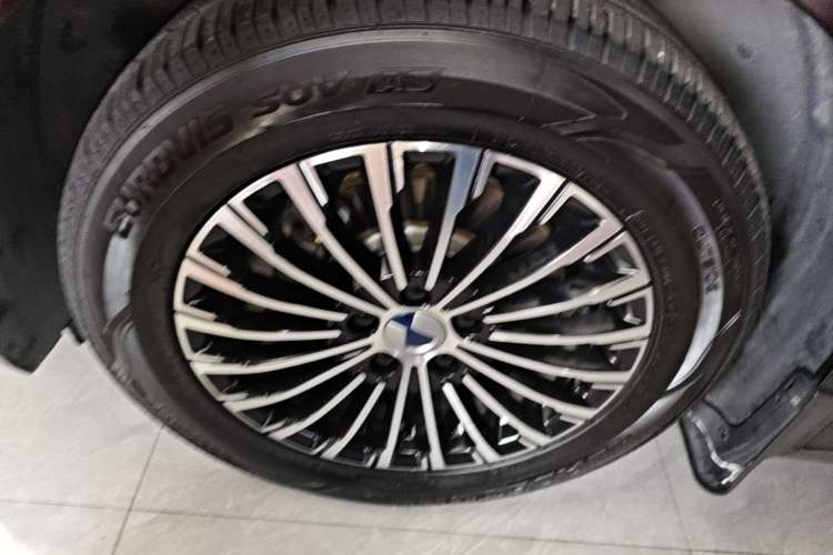 Used Denza D9 2022 DM-i 970 Four-Wheel Drive Flagship Model Left Front Wheel Hub