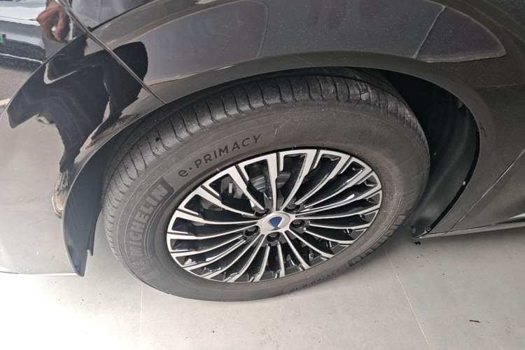 Used Denza D9 2022 DM-i 1040 Prestige Model Left Front Wheel Hub