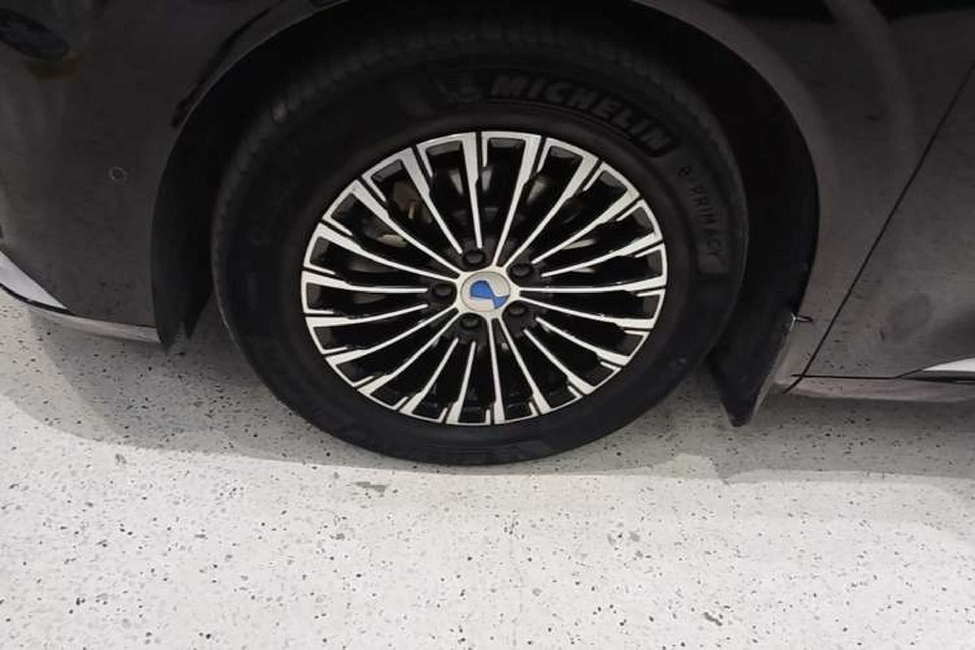 Used Denza D9 2022 DM-i 970 Four-Wheel Drive Flagship Model Left Front Wheel Hub