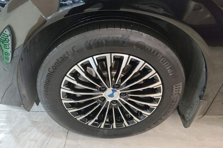 Used Denza D9 2022 DM-i 970 Four-Wheel Drive Flagship Model Left Front Wheel Hub