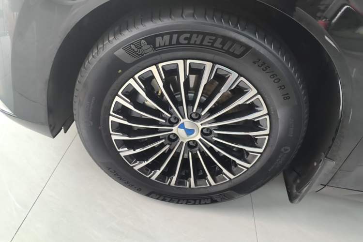 Used Denza D9 2022 DM-i 1040 Prestige Model Left Front Wheel Hub