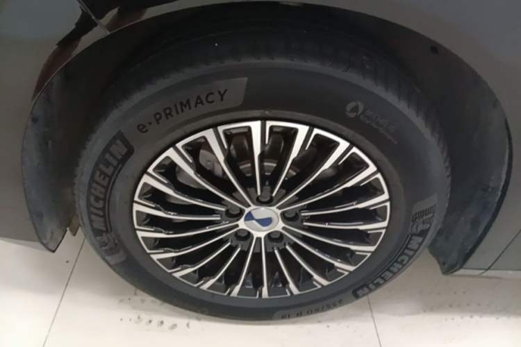Used Denza D9 2022 DM-i 970 Four-Wheel Drive Prestige Model Left Front Wheel Hub