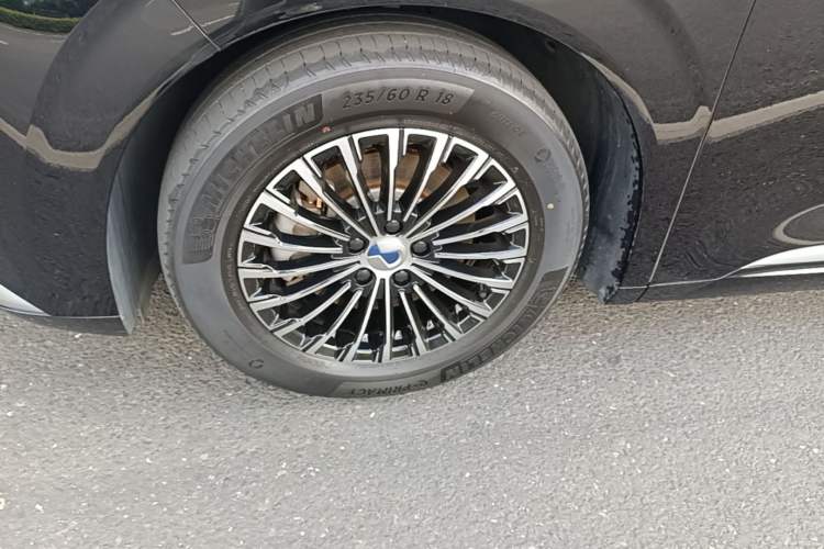 Used Denza D9 2022 DM-i 970 Four-Wheel Drive Prestige Model Left Front Wheel Hub