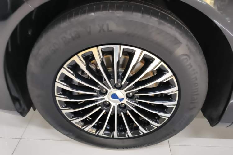 Used Denza D9 2022 DM-i 970 Four-Wheel Drive Prestige Model Left Front Wheel Hub