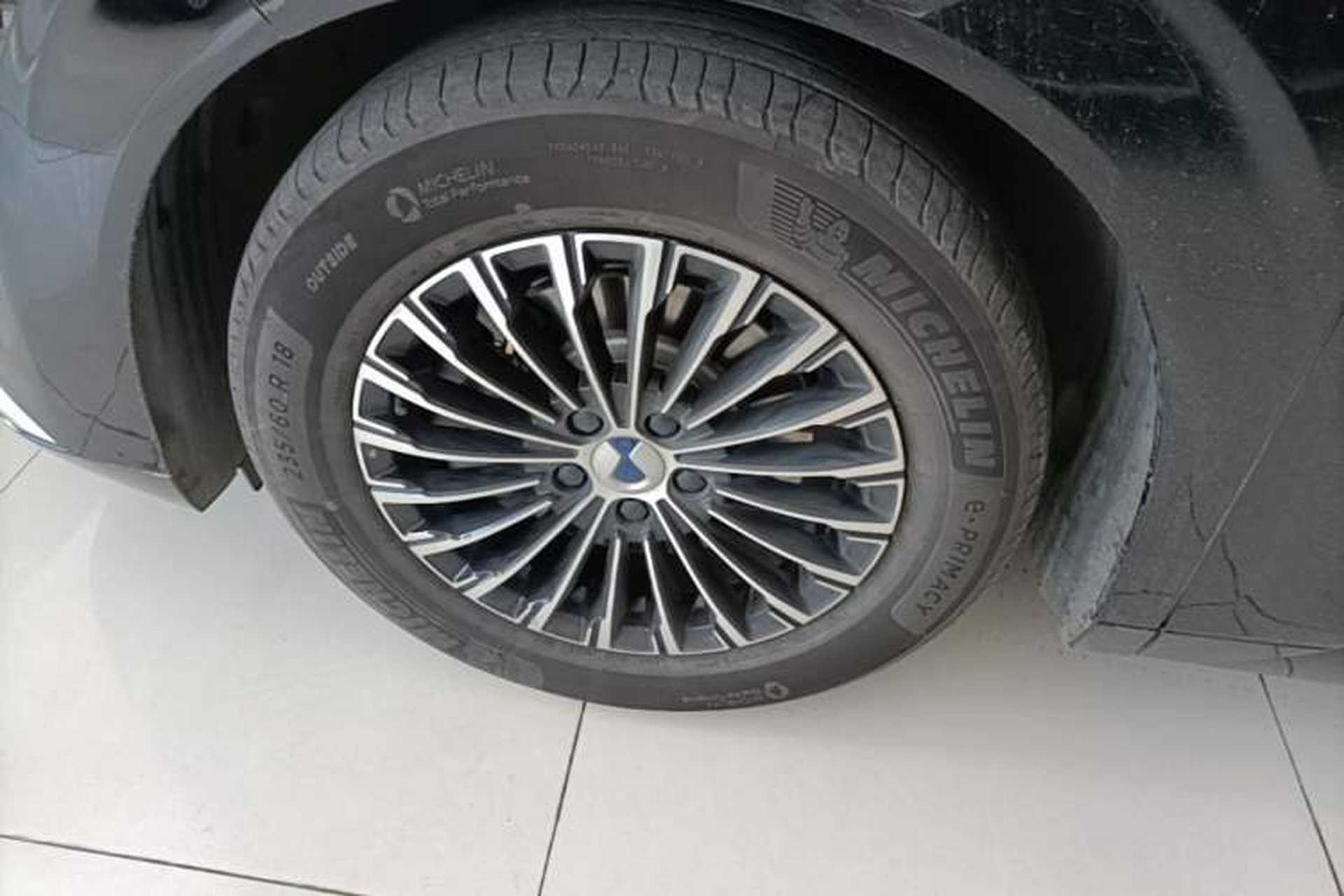 Used Denza D9 2022 DM-i 970 Four-Wheel Drive Prestige Model Left Front Wheel Hub