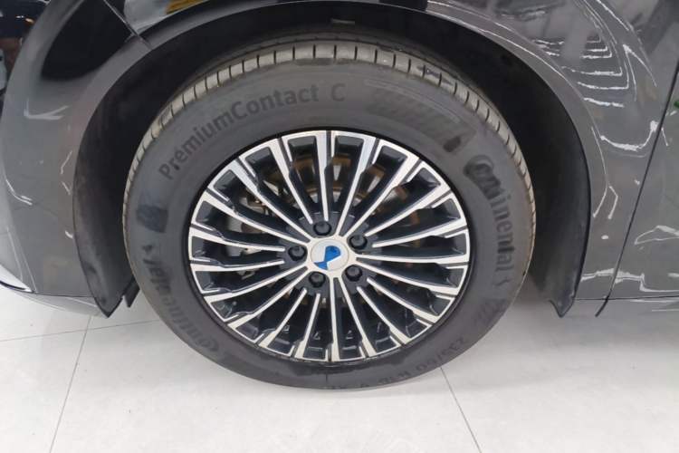 Used Denza D9 2022 DM-i 1040 Prestige Model Left Front Wheel Hub