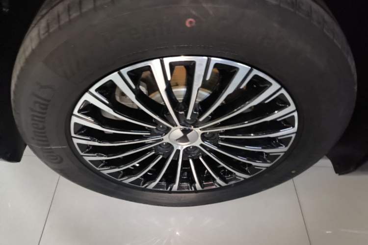 Used Denza D9 2022 DM-i 970 Four-Wheel Drive Flagship Model Left Front Wheel Hub
