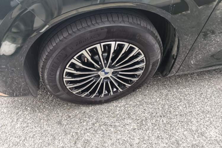 Used Denza D9 2022 DM-i 970 Four-Wheel Drive Flagship Model Left Front Wheel Hub