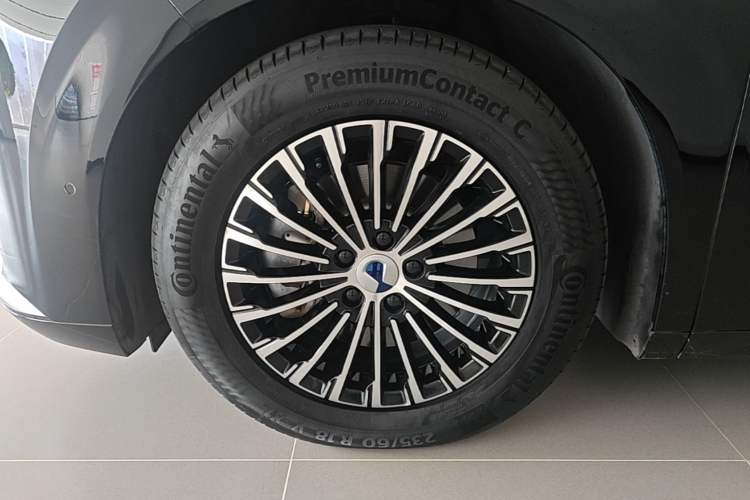 Used Denza D9 2022 DM-i 970 Four-Wheel Drive Flagship Model Left Front Wheel Hub