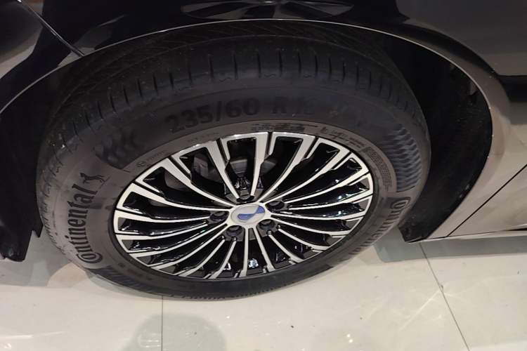 Used Denza D9 2022 DM-i 970 Four-Wheel Drive Prestige Model Left Front Wheel Hub