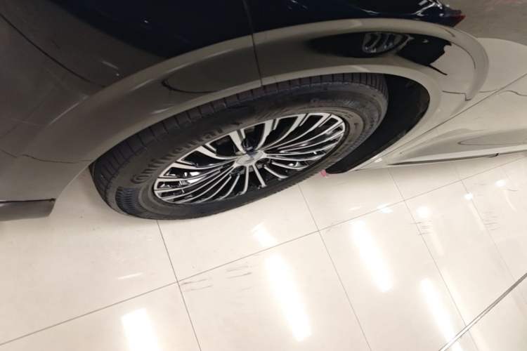 Used Denza D9 2022 DM-i 970 Four-Wheel Drive Prestige Model Left Front Wheel Hub