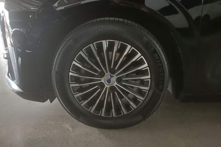 Used Denza D9 2022 DM-i 970 Four-Wheel Drive Prestige Model Left Front Wheel Hub