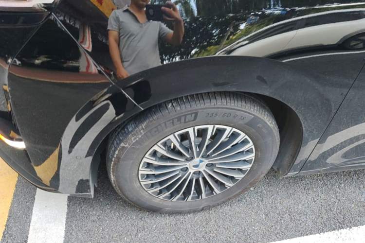 Used Denza D9 2022 DM-i 970 Four-Wheel Drive Flagship Model Left Front Wheel Hub