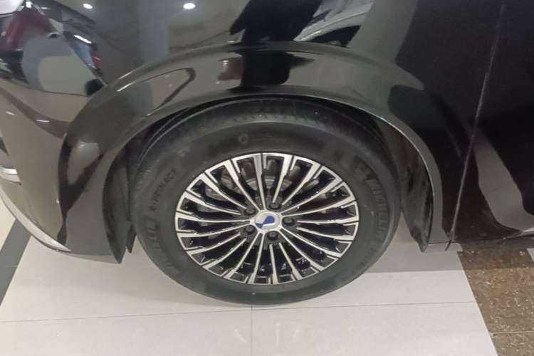 Used Denza D9 2022 DM-i 1040 Prestige Model Left Front Wheel Hub