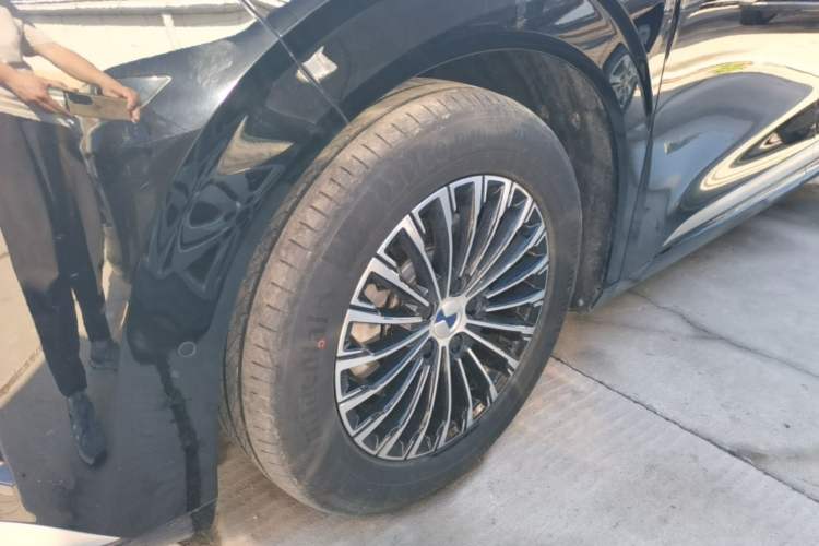 Used Denza D9 2022 DM-i 970 Four-Wheel Drive Flagship Model Left Front Wheel Hub