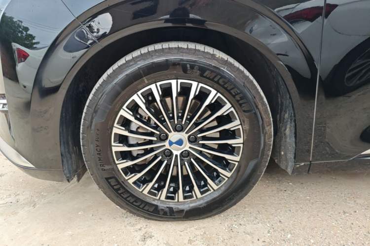 Used Denza D9 2022 DM-i 1040 Prestige Model Left Front Wheel Hub