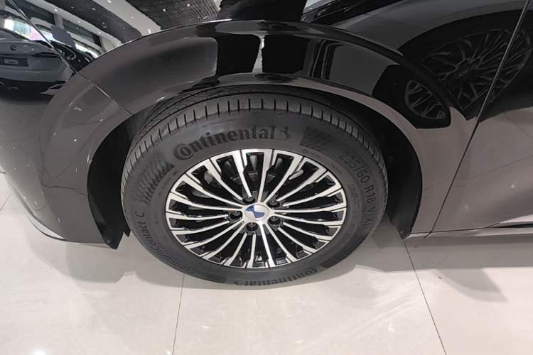 Used Denza D9 2022 DM-i 1040 Prestige Model Left Front Wheel Hub