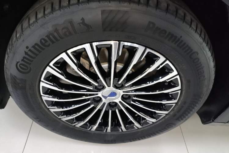 Used Denza D9 2022 DM-i 970 Four-Wheel Drive Flagship Model Left Front Wheel Hub