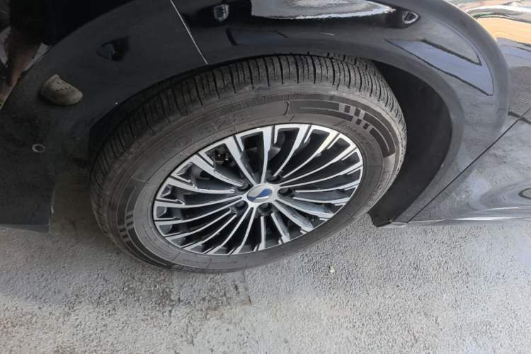 Used Denza D9 2022 DM-i 970 Four-Wheel Drive Flagship Model Left Front Wheel Hub