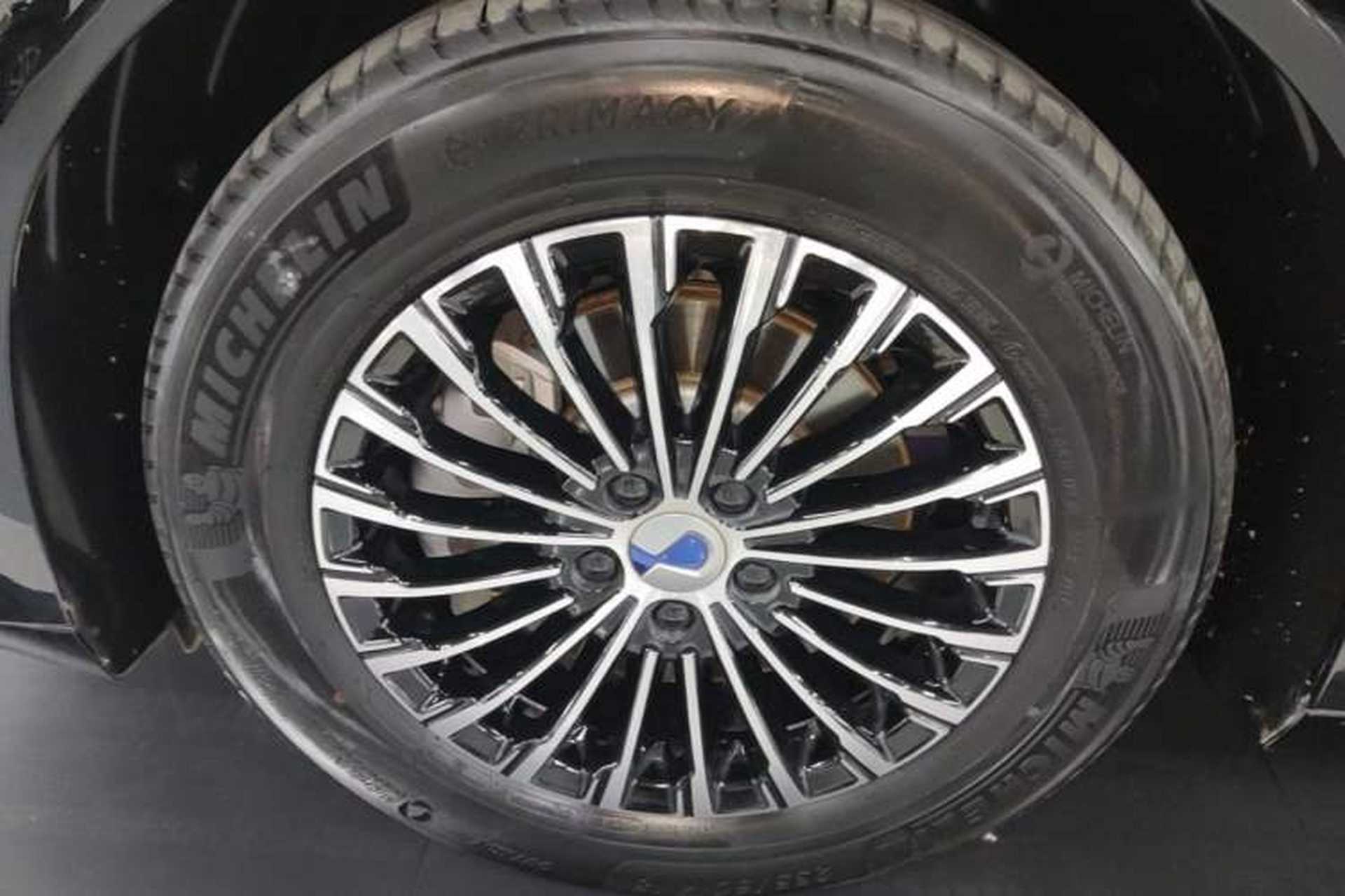 Used Denza D9 2022 DM-i 970 Four-Wheel Drive Prestige Model Left Front Wheel Hub
