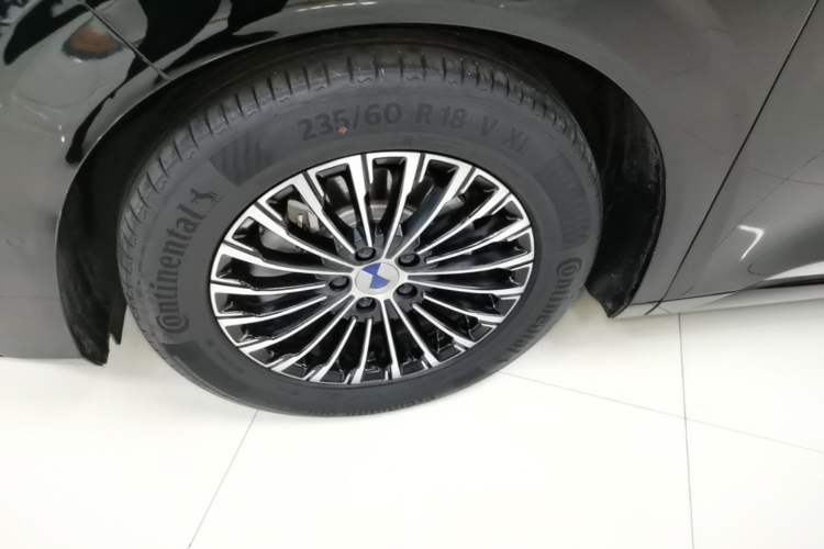 Used Denza D9 2022 DM-i 970 Four-Wheel Drive Flagship Model Left Front Wheel Hub