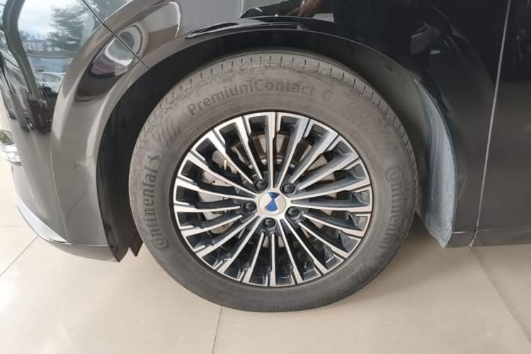 Used Denza D9 2022 DM-i 970 Four-Wheel Drive Flagship Model Left Front Wheel Hub