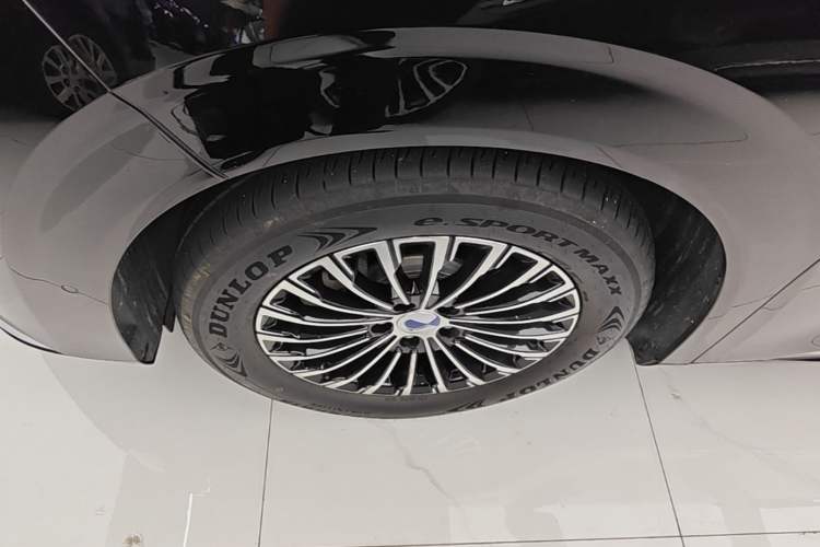 Used Denza D9 2022 DM-i 970 Four-Wheel Drive Flagship Model Left Front Wheel Hub