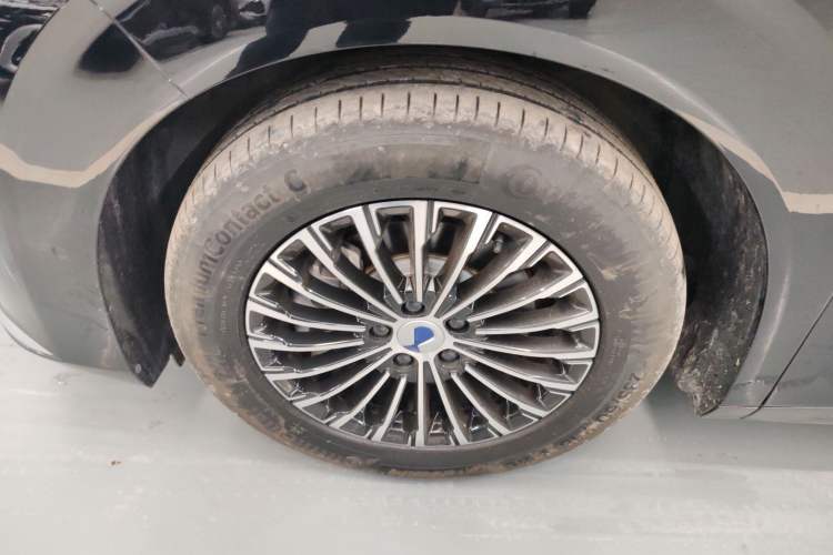 Used Denza D9 2022 EV 600 Four-Wheel Drive Flagship Model Left Front Wheel Hub