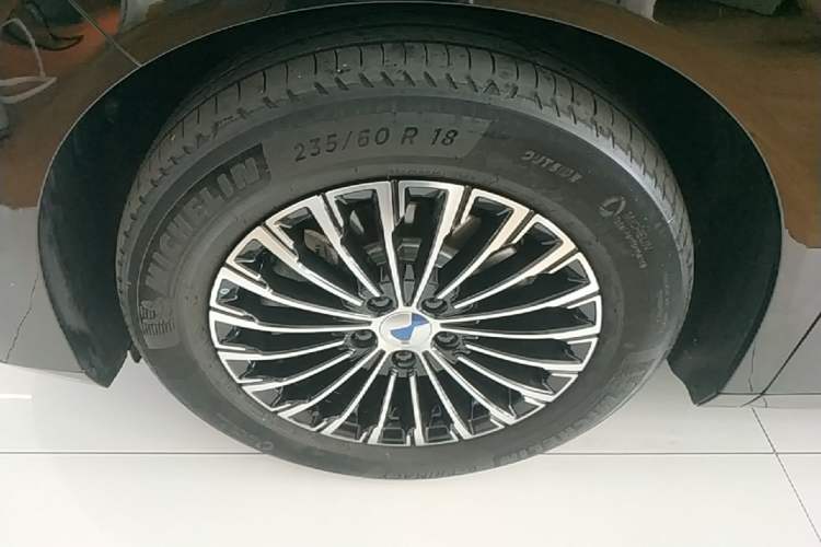 Used Denza D9 2022 DM-i 1040 Prestige Model Left Front Wheel Hub