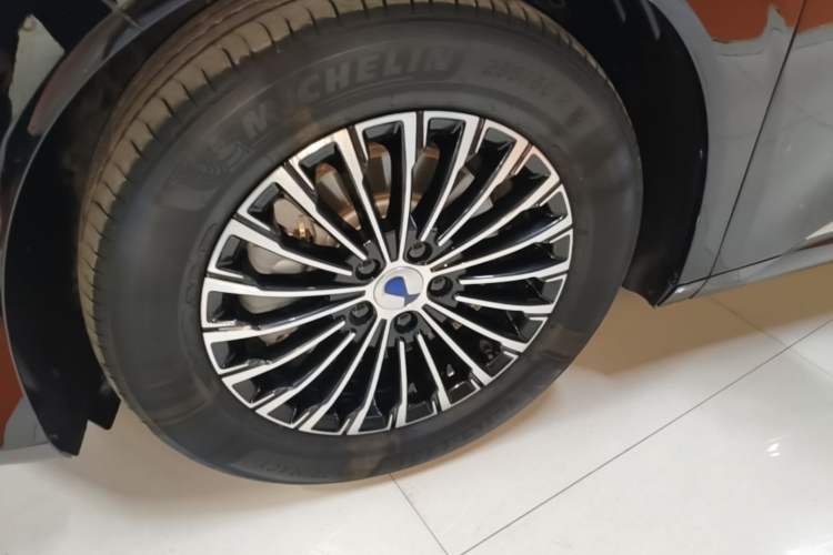 Used Denza D9 2022 DM-i 970 Four-Wheel Drive Flagship Model Left Front Wheel Hub