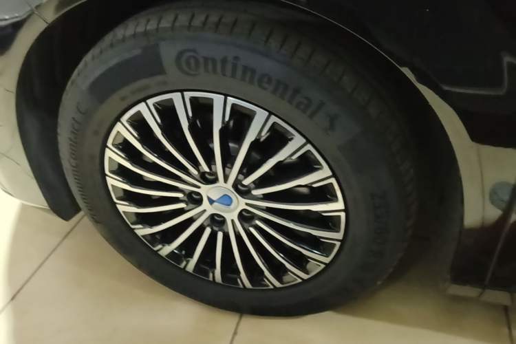 Used Denza D9 2022 DM-i 970 Four-Wheel Drive Flagship Model Left Front Wheel Hub