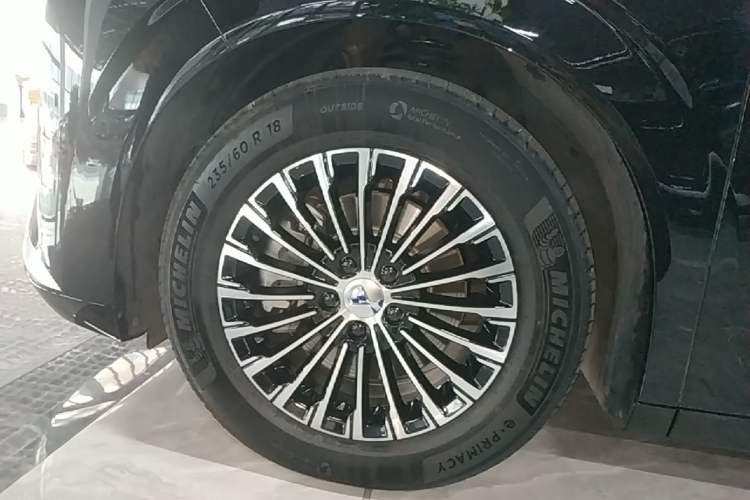 Used Denza D9 2022 DM-i 970 Four-Wheel Drive Prestige Model Left Front Wheel Hub