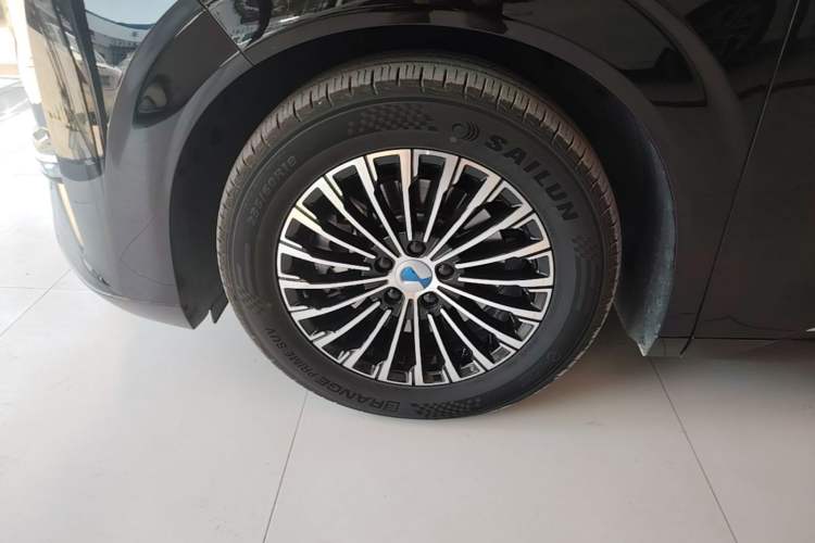 Used Denza D9 2022 DM-i 1040 Prestige Model Left Front Wheel Hub