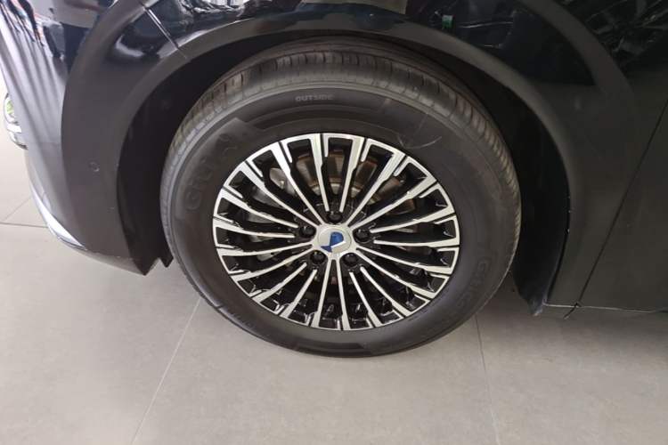 Used Denza D9 2022 DM-i 970 Four-Wheel Drive Flagship Model Left Front Wheel Hub