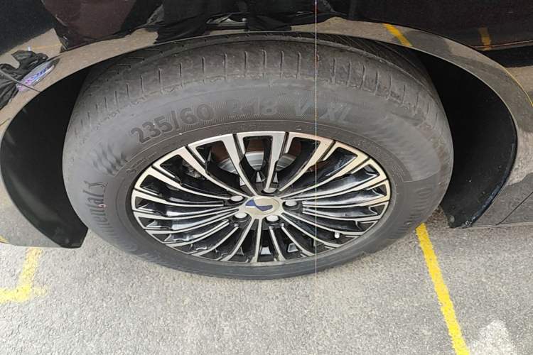 Used Denza D9 2022 DM-i 970 Four-Wheel Drive Flagship Model Left Front Wheel Hub