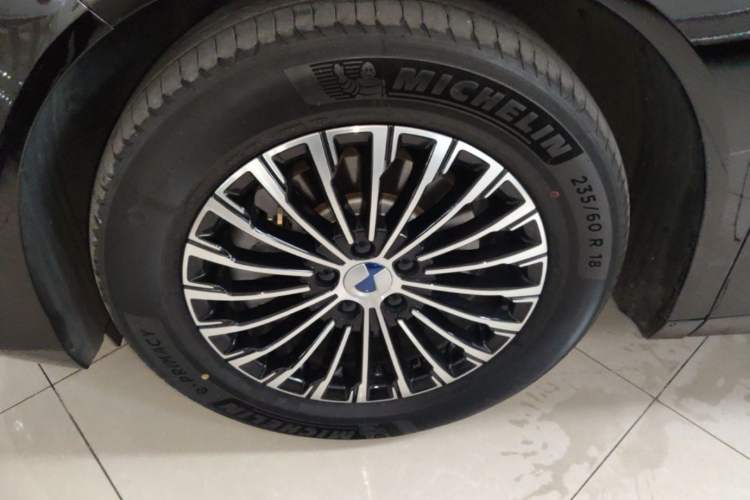 Used Denza D9 2022 DM-i 970 Four-Wheel Drive Prestige Model Left Front Wheel Hub