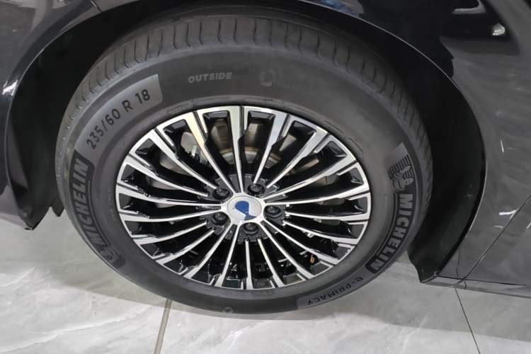 Used Denza D9 2022 DM-i 970 Four-Wheel Drive Flagship Model Left Front Wheel Hub