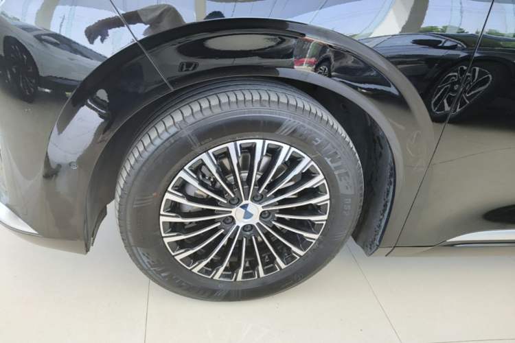 Used Denza D9 2022 DM-i 970 Four-Wheel Drive Flagship Model Left Front Wheel Hub
