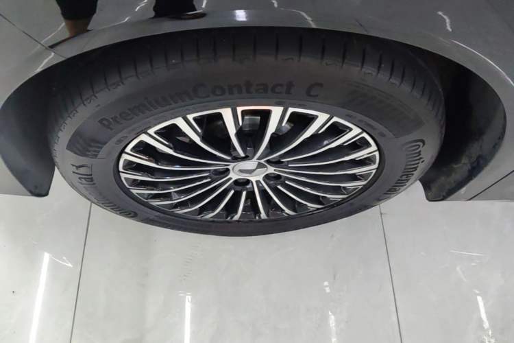 Used Denza D9 2022 DM-i 970 Four-Wheel Drive Prestige Model Left Front Wheel Hub