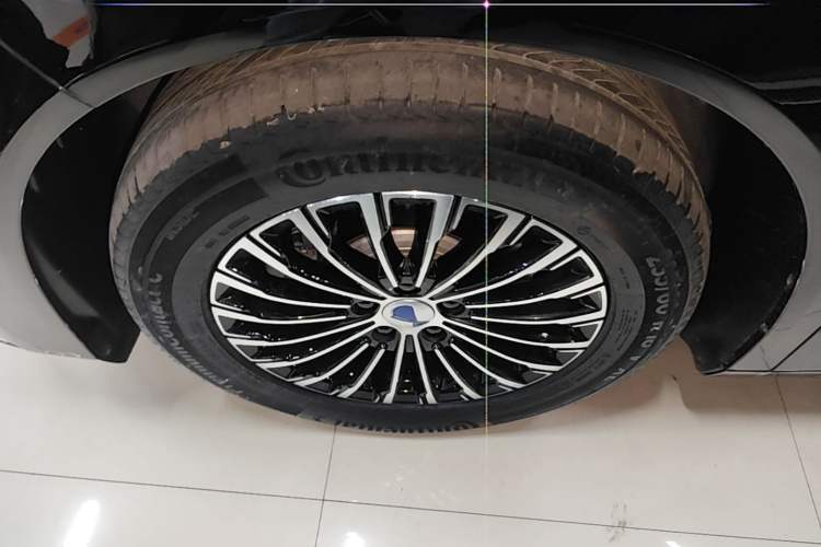 Used Denza D9 2022 DM-i 970 Four-Wheel Drive Prestige Model Left Front Wheel Hub